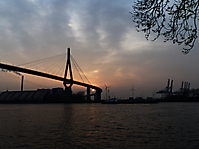 Köhlbrandbrücke am Abend